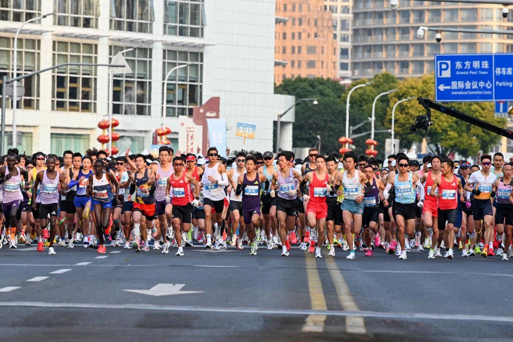 亚博体育官方入口-魔都眼｜世界跑者大聚会！上海半马吸引60多个国家和地区的选手